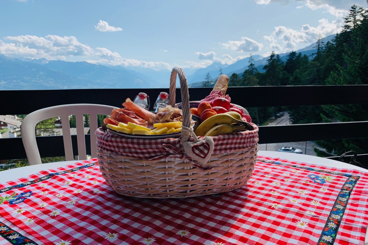 Avec une vue imprenable sur la plaine et les montagnes