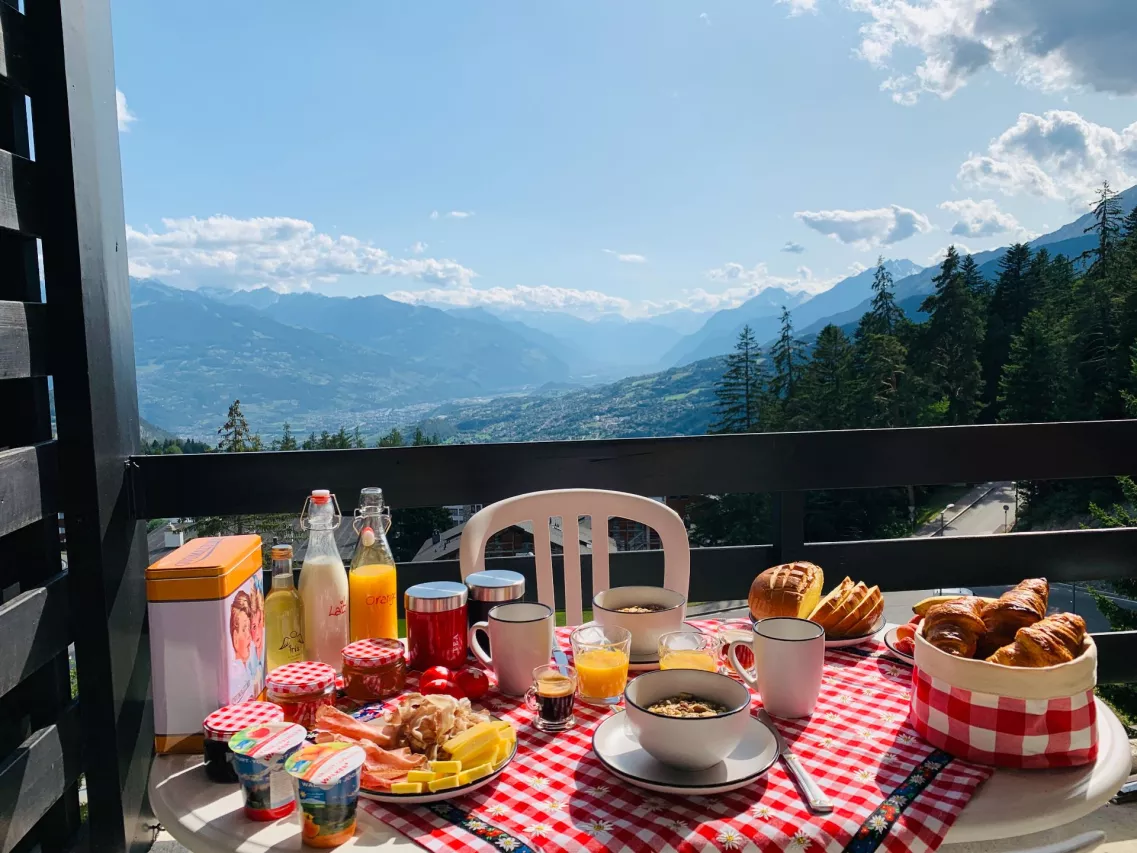 Avec une vue imprenable sur la plaine et les montagnes