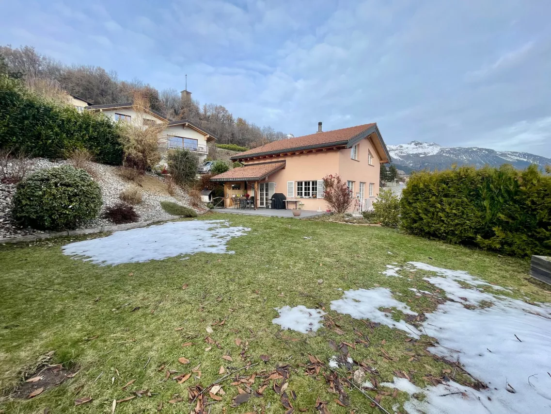 Villa en superbe état avec grands volumes et studio indépendant