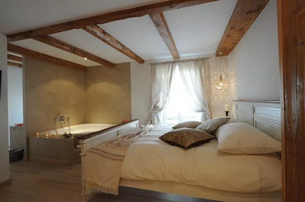 Chambres d'hôtes de charme avec restaurant de très bonne renommée dans un village environnant