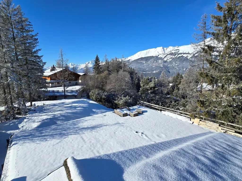 En résidence secondaire, luxueux chalet en cours de construction dans quartier bucolique 