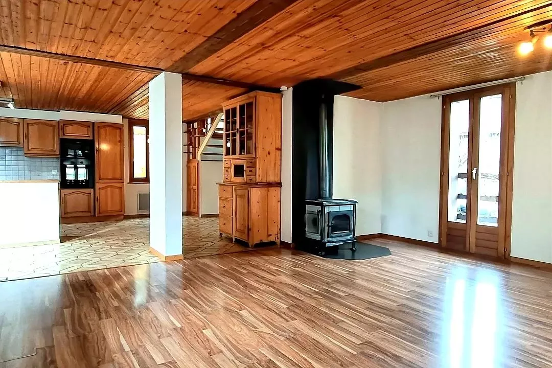 POUR INVESTISSEUR AVEC CONTRAT DE LOCATION DE 3ANS Maison villageoise avec jardin au coeur du village