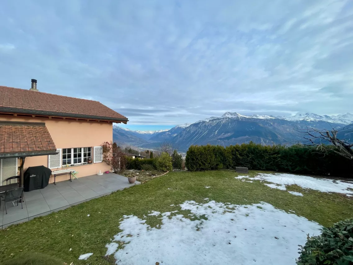 Villa en superbe état avec grands volumes et studio indépendant
