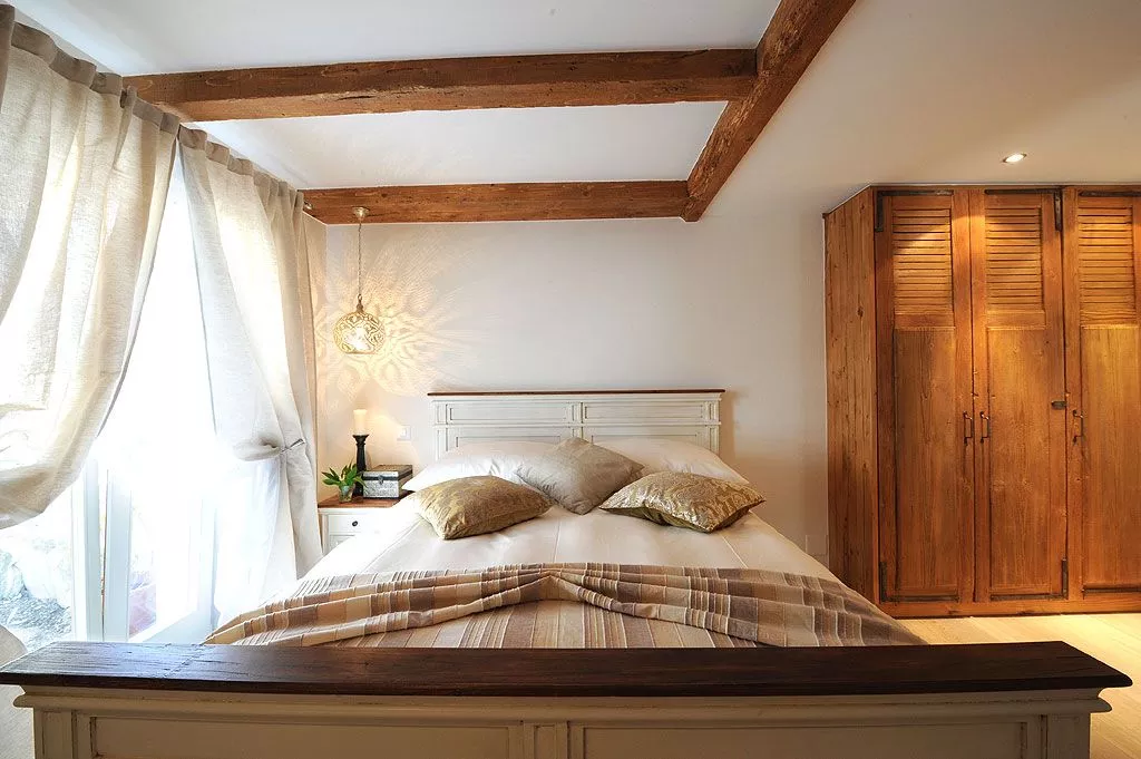 Chambres d'hôtes de charme avec restaurant de très bonne renommée dans un village environnant