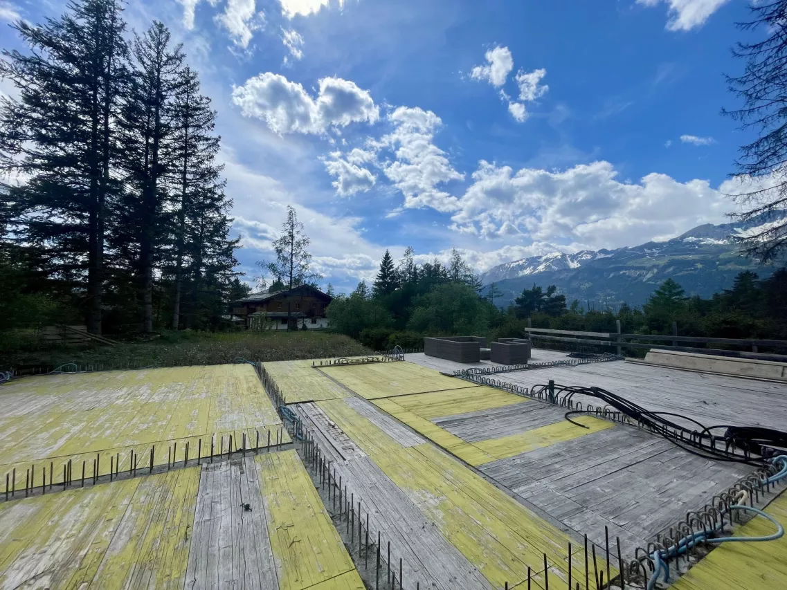 En résidence secondaire, luxueux chalet en cours de construction dans quartier bucolique 
