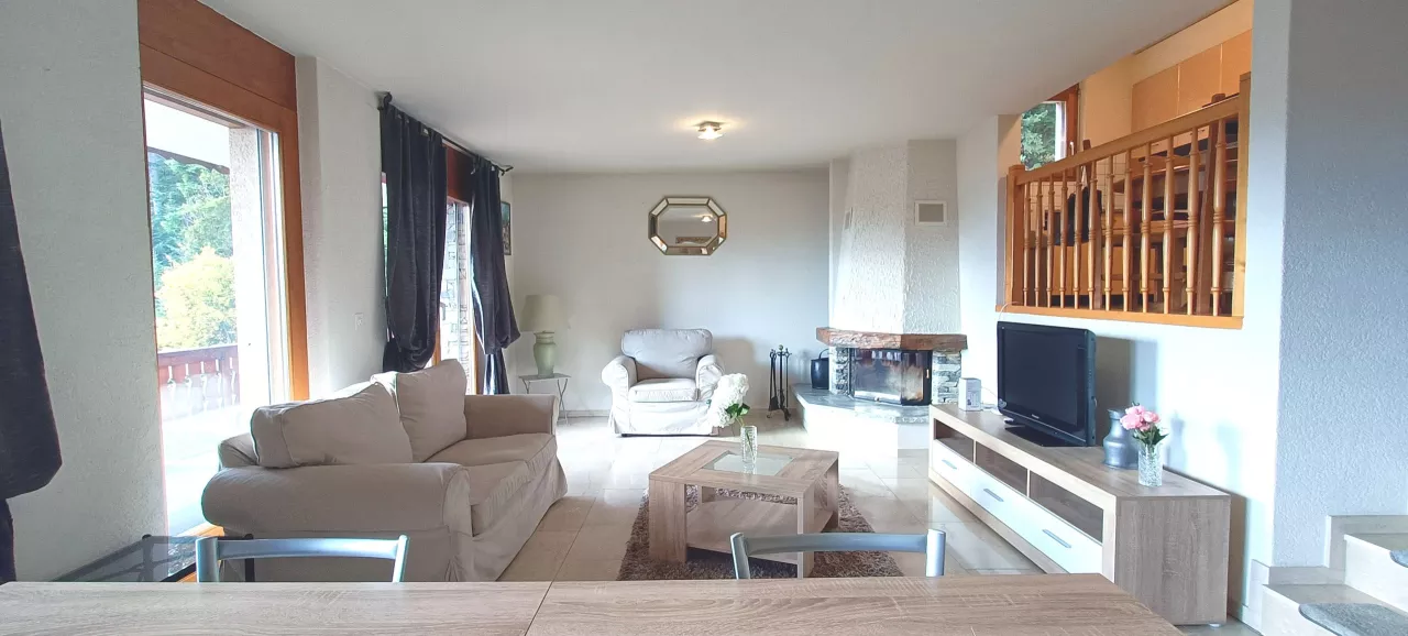 Dans un quartier tranquille en bordure de forêt Bel appartement sur 2 niveaux au calme avec terrasse Ouest