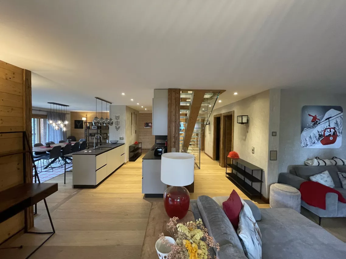 Exceptionnel chalet de haut standing en pierre et vieux bois A DEUX PAS DU CENTRE DE CRANS et DU GOLF