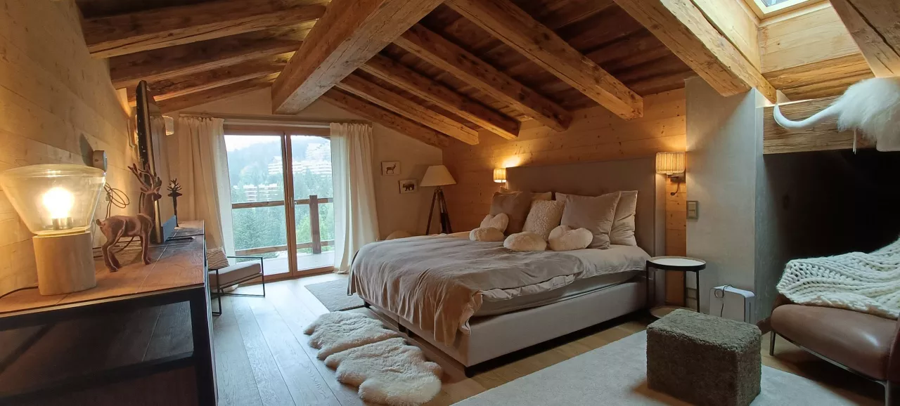 Exceptionnel chalet de haut standing en pierre et vieux bois A DEUX PAS DU CENTRE DE CRANS et DU GOLF