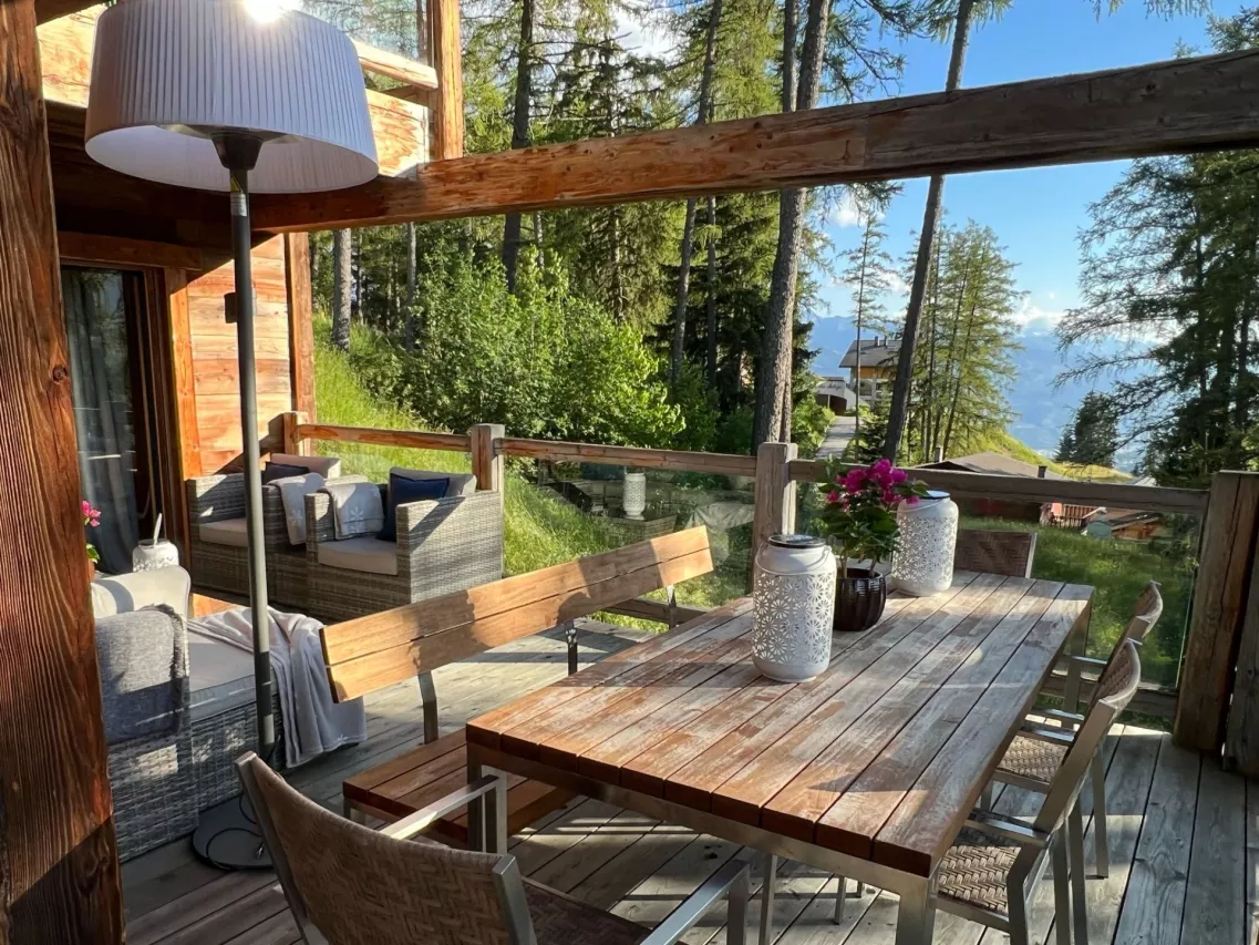 Exceptionnel chalet de haut standing en pierre et vieux bois A DEUX PAS DU CENTRE DE CRANS et DU GOLF