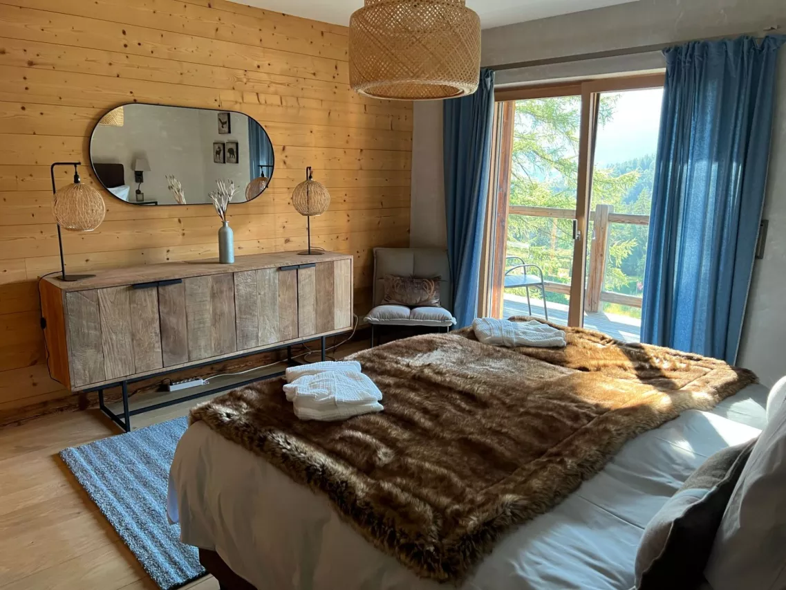 Exceptionnel chalet de haut standing en pierre et vieux bois A DEUX PAS DU CENTRE DE CRANS et DU GOLF