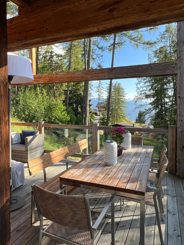 Exceptionnel chalet de haut standing en pierre et vieux bois A DEUX PAS DU CENTRE DE CRANS et DU GOLF