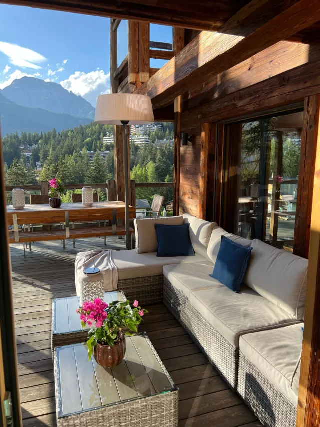 Exceptionnel chalet de haut standing en pierre et vieux bois A DEUX PAS DU CENTRE DE CRANS et DU GOLF