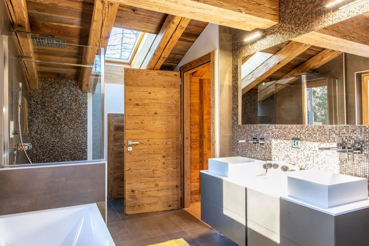 Exceptionnel chalet de haut standing en pierre et vieux bois A DEUX PAS DU CENTRE DE CRANS et DU GOLF