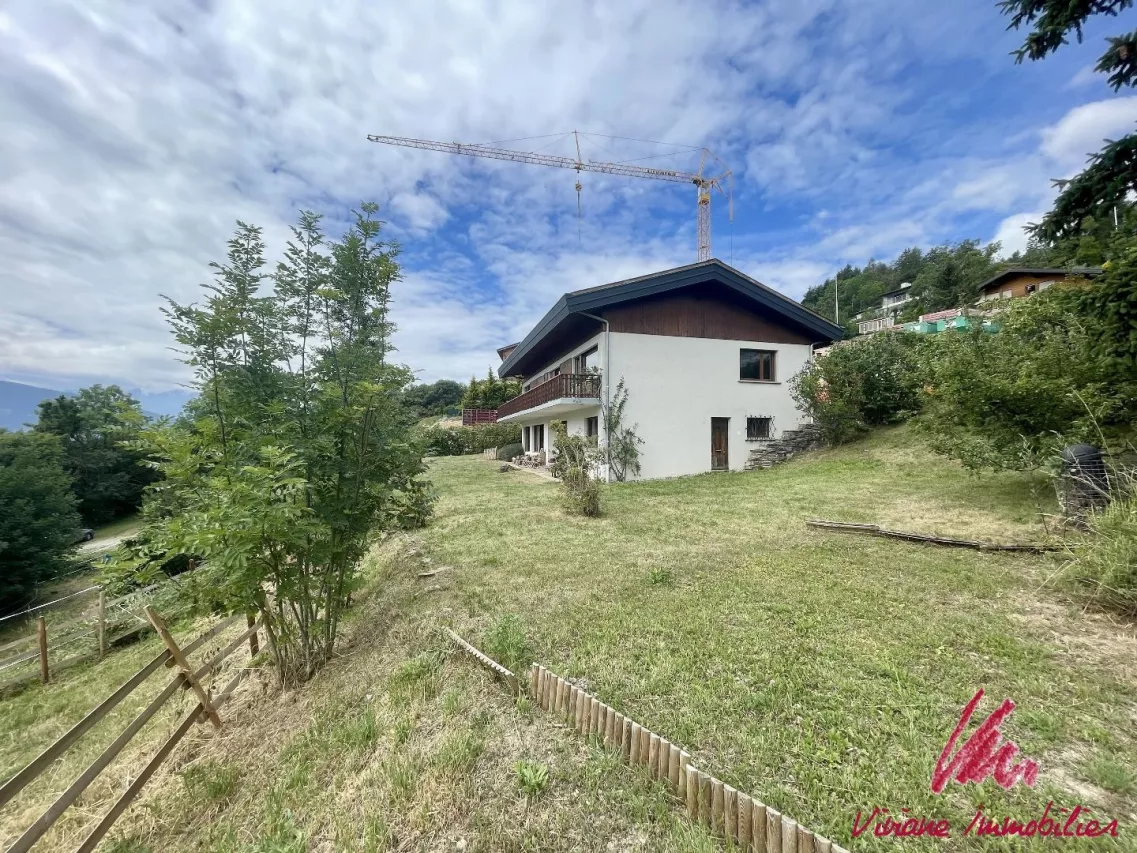 À quelques minutes de Crans-Montana, grande maison de 2 appartements sur vaste parcelle