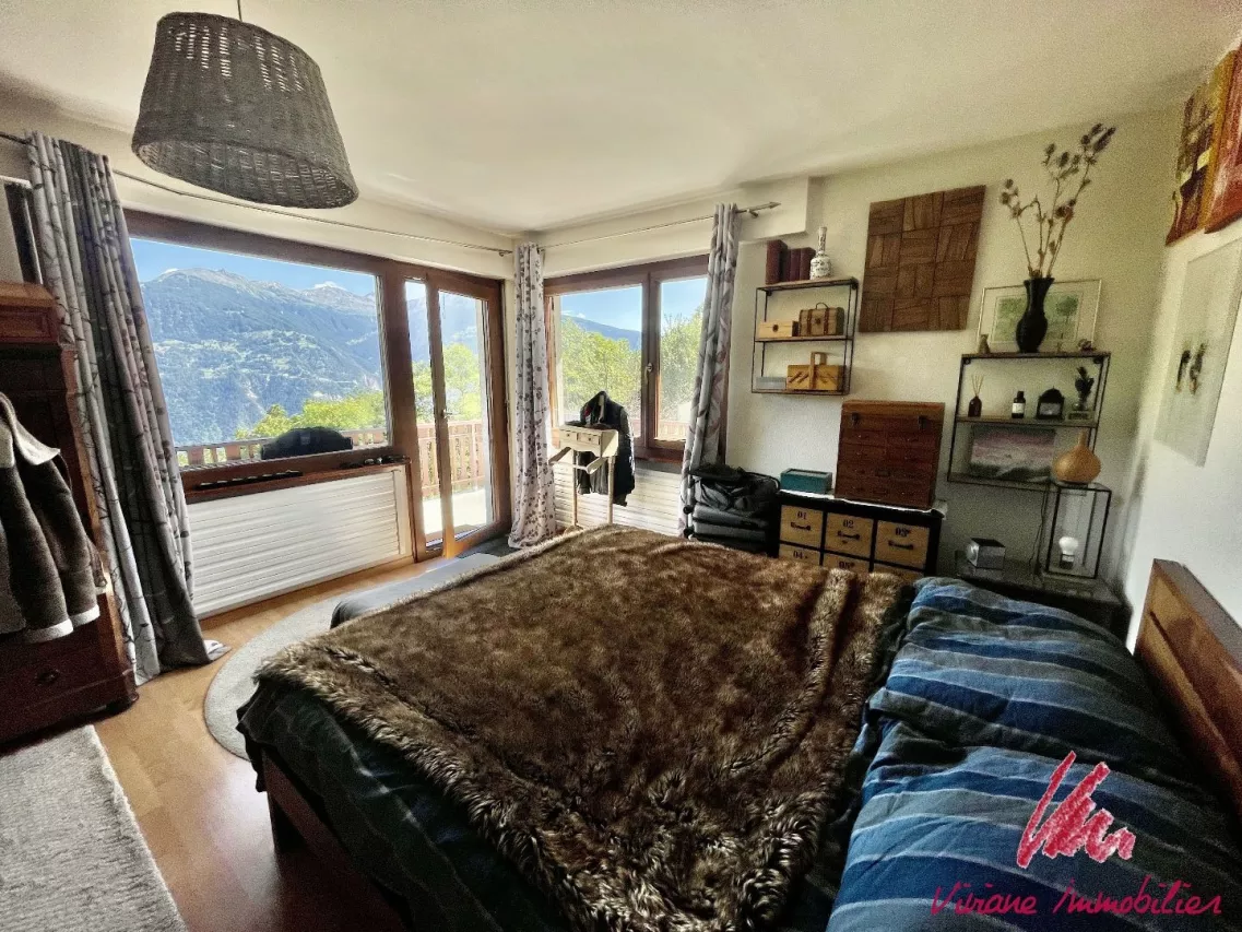 À quelques minutes de Crans-Montana, grande maison de 2 appartements sur vaste parcelle