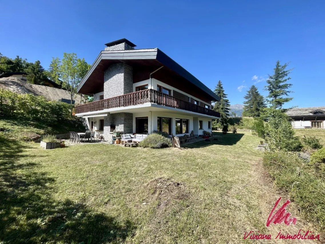À quelques minutes de Crans-Montana, grande maison de 2 appartements sur vaste parcelle