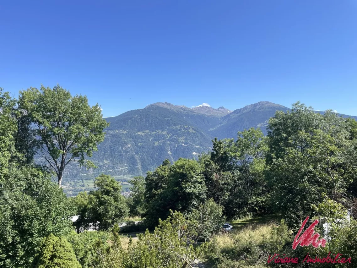 À quelques minutes de Crans-Montana, grande maison de 2 appartements sur vaste parcelle