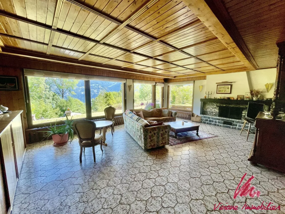 À quelques minutes de Crans-Montana, grande maison de 2 appartements sur vaste parcelle