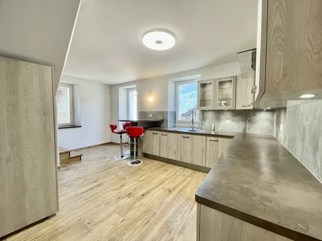 Maison villageoise pleine de charme et entièrement rénovée au coeur de Muraz à Sierre, avec local pour rendement