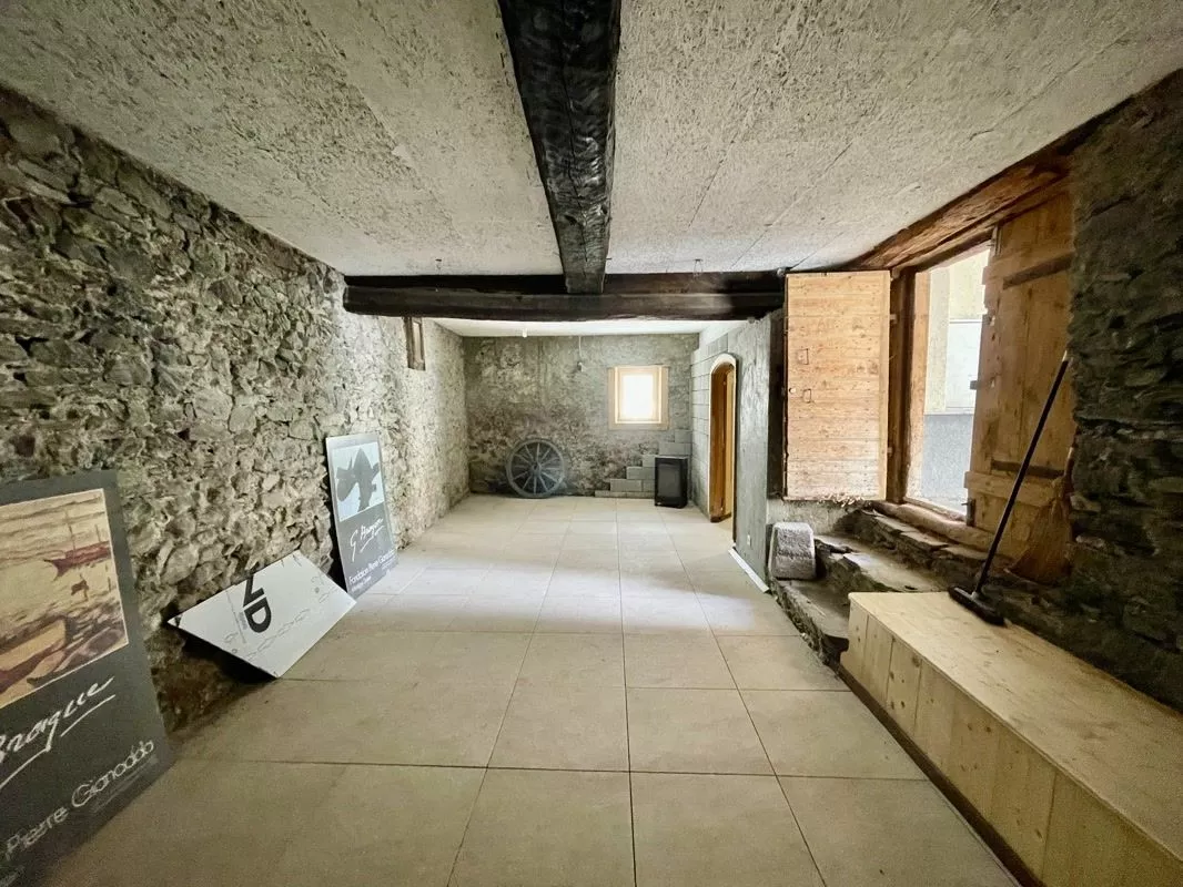 Maison villageoise pleine de charme et entièrement rénovée au coeur de Muraz à Sierre, avec local pour rendement
