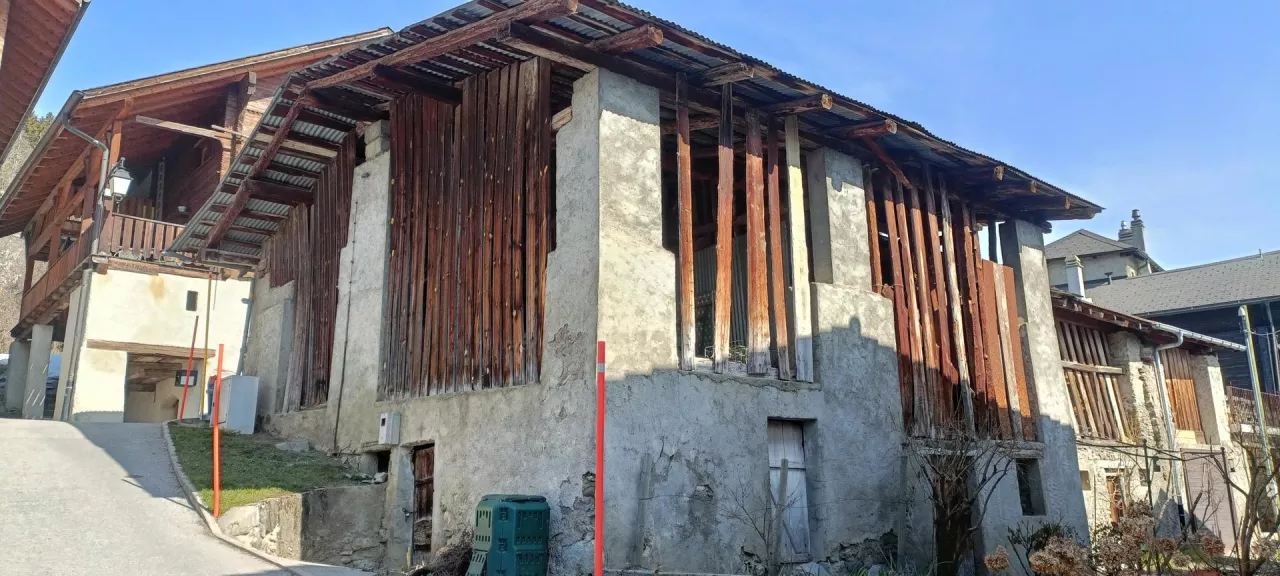 Grange écurie à aménager dans le charmant village ensoleillé de Chermignon Dessus