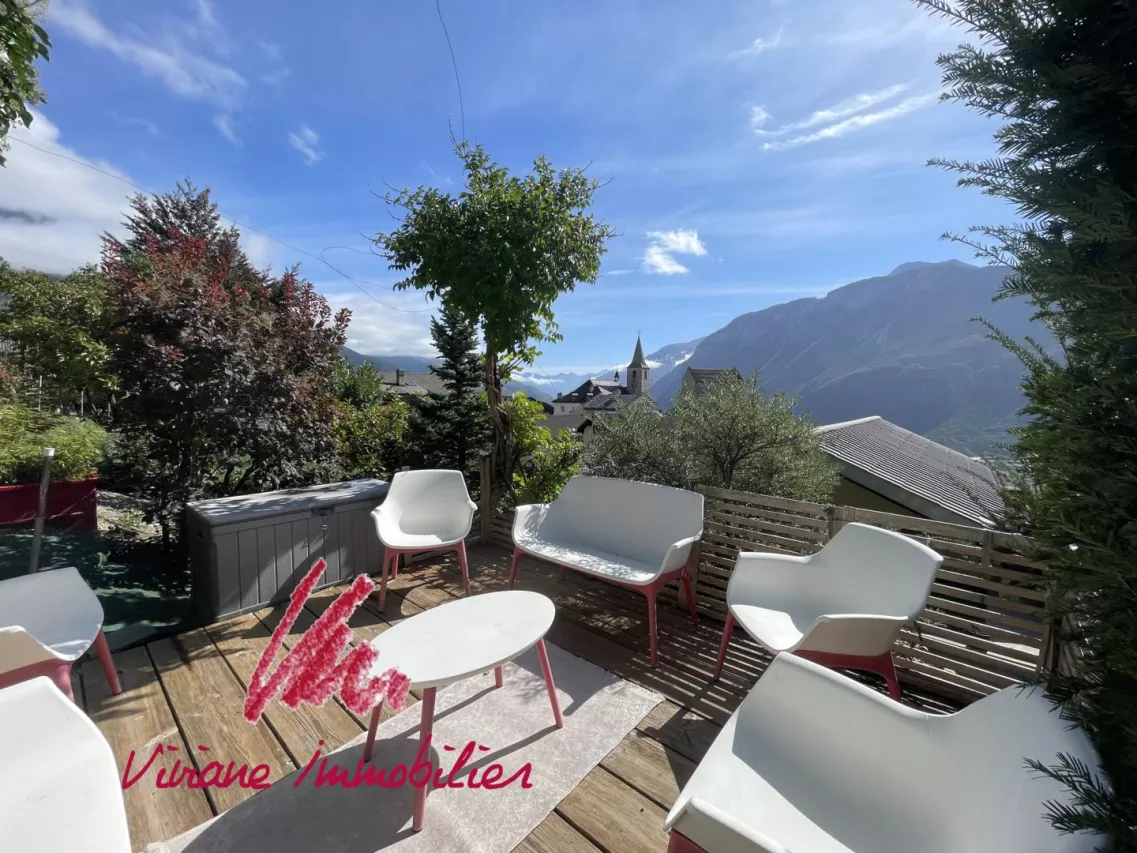 Un écrin de verdure au coeur du village pour cette maison pleine de charme en partie rénovée