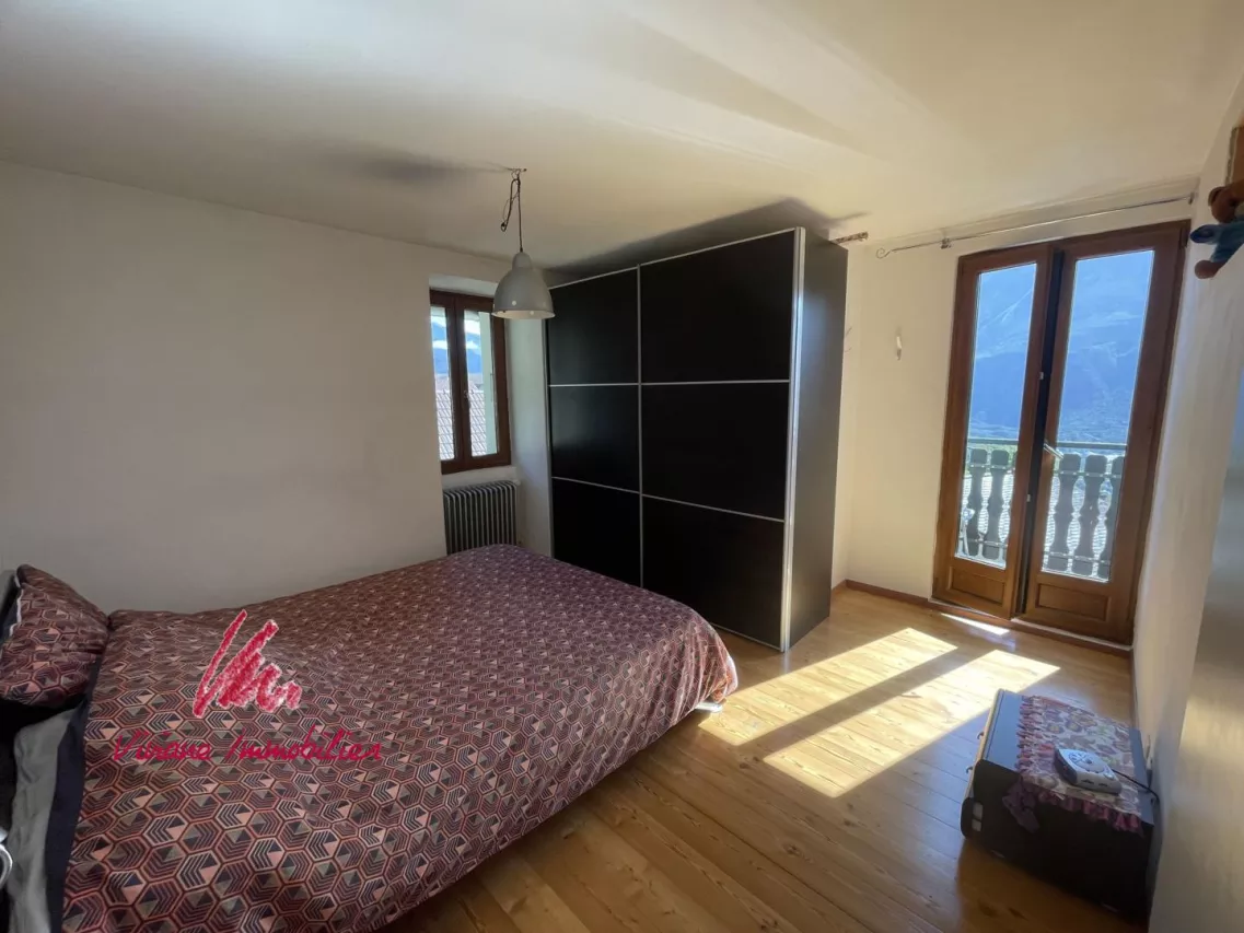 Un écrin de verdure au coeur du village pour cette maison pleine de charme en partie rénovée