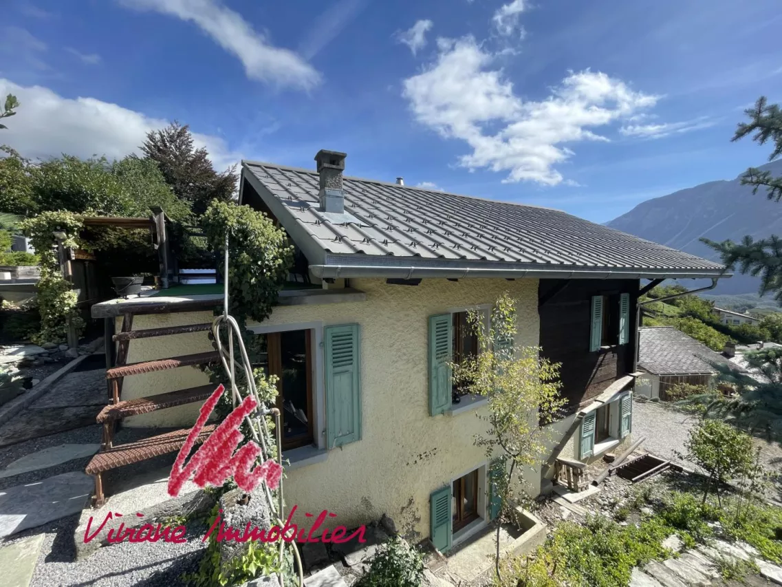 Un écrin de verdure au coeur du village pour cette maison pleine de charme en partie rénovée
