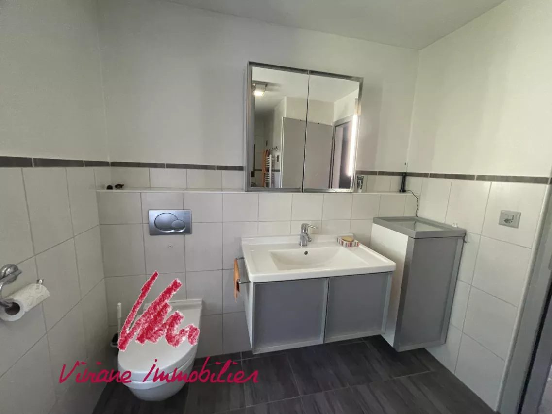 Un écrin de verdure au coeur du village pour cette maison pleine de charme en partie rénovée