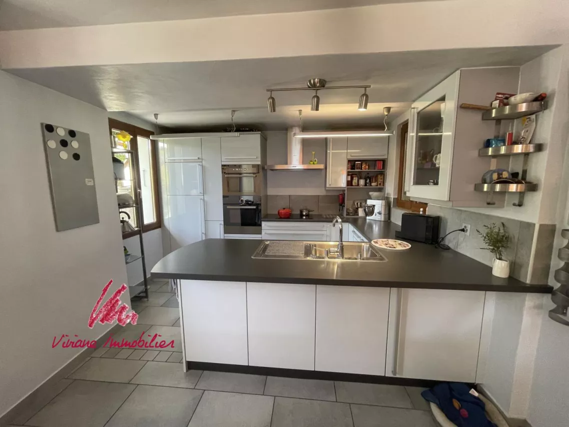 Un écrin de verdure au coeur du village pour cette maison pleine de charme en partie rénovée