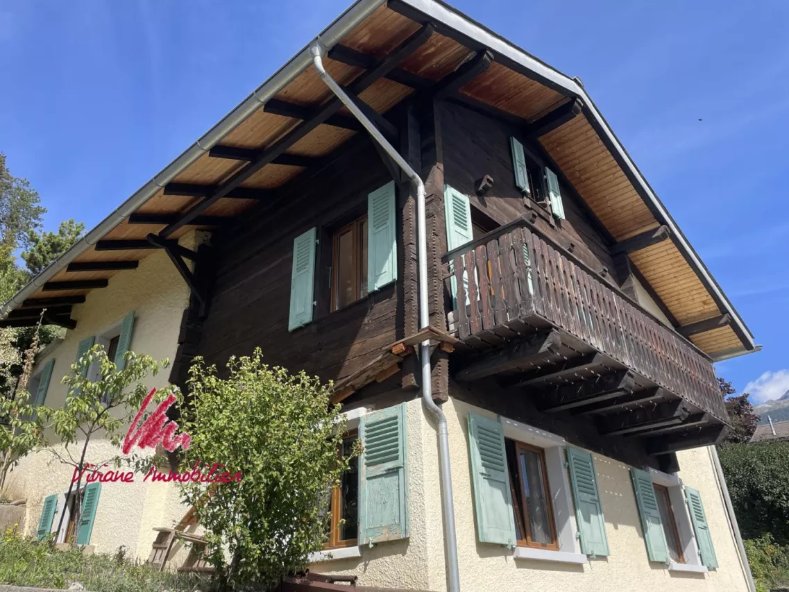 Un écrin de verdure au coeur du village pour cette maison pleine de charme en partie rénovée