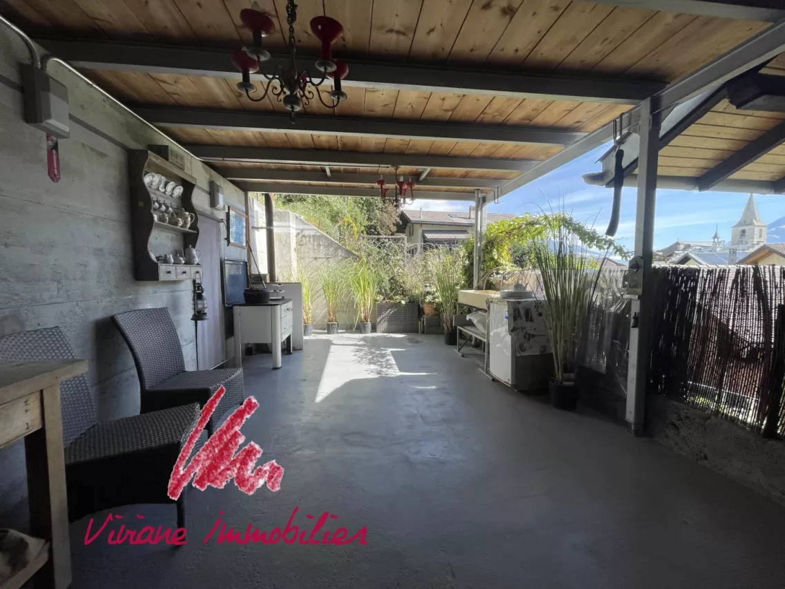 Un écrin de verdure au coeur du village pour cette maison pleine de charme en partie rénovée