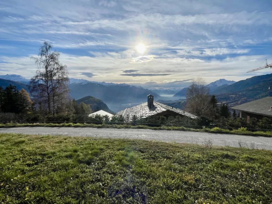 Chalet dans un havre de paix aux portes de Crans-Montana - 2 appartements - Grand potentiel