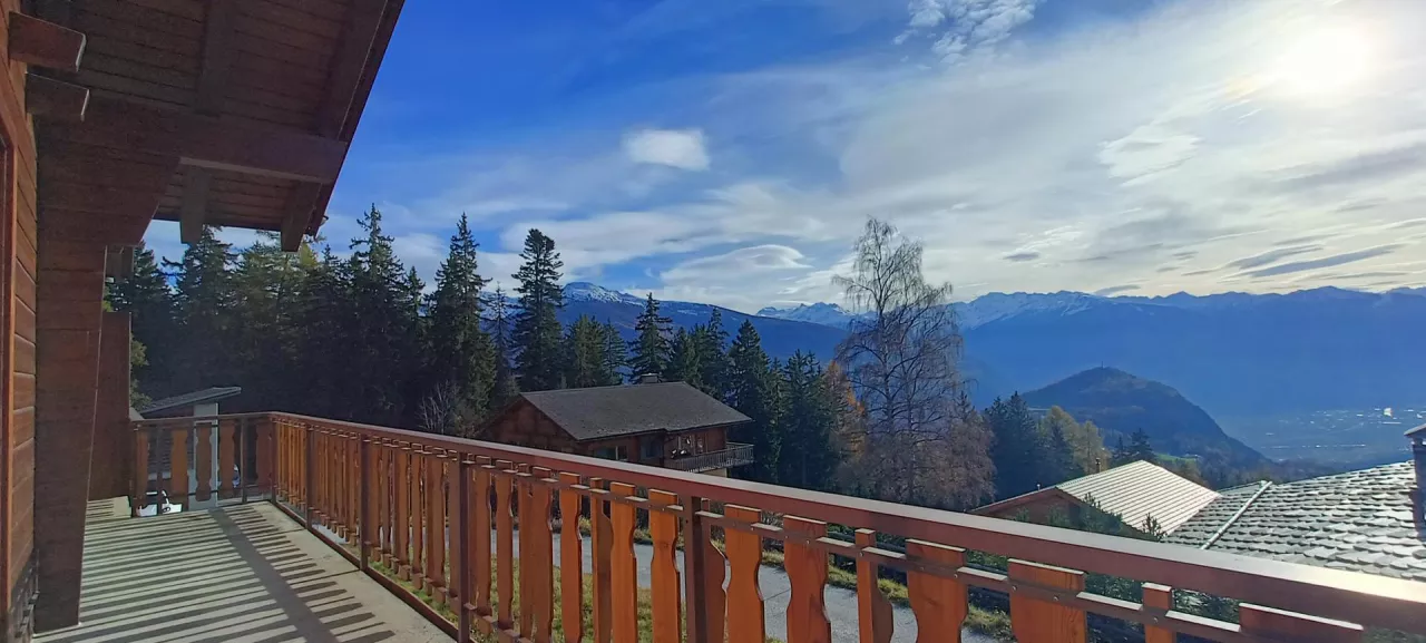 Chalet dans un havre de paix aux portes de Crans-Montana - 2 appartements - Grand potentiel