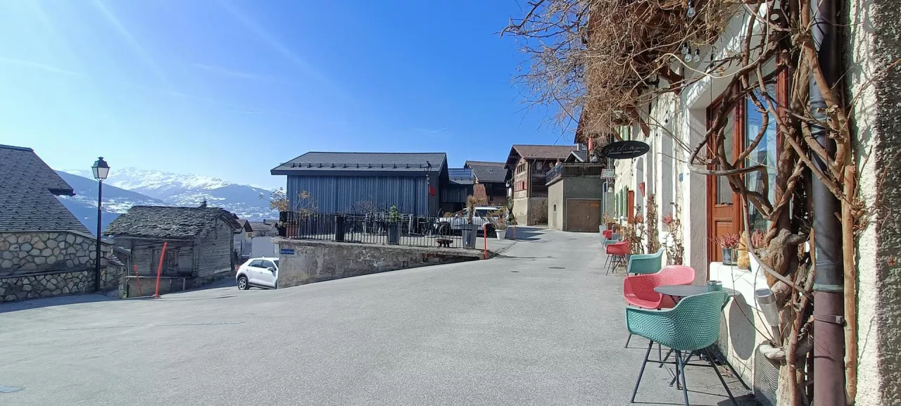 A LOUER OU VENDRE Café Restaurant chambres d'hôtes dans un village typique Valaisan à 2 pas de Crans-Montana