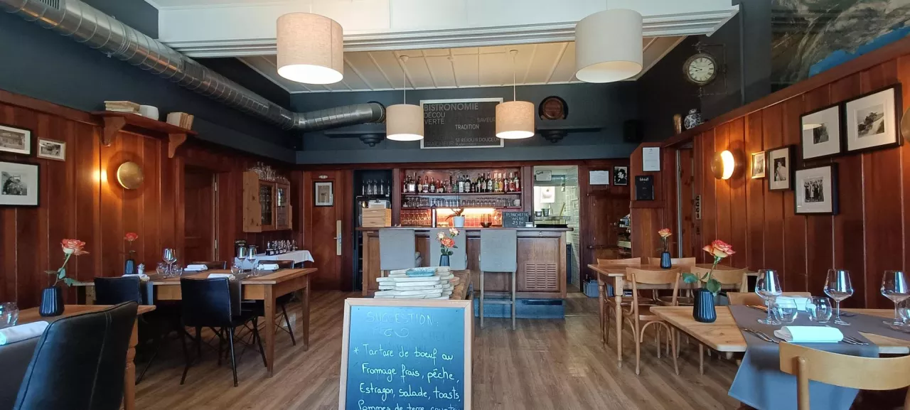 A LOUER OU VENDRE Café Restaurant chambres d'hôtes dans un village typique Valaisan à 2 pas de Crans-Montana