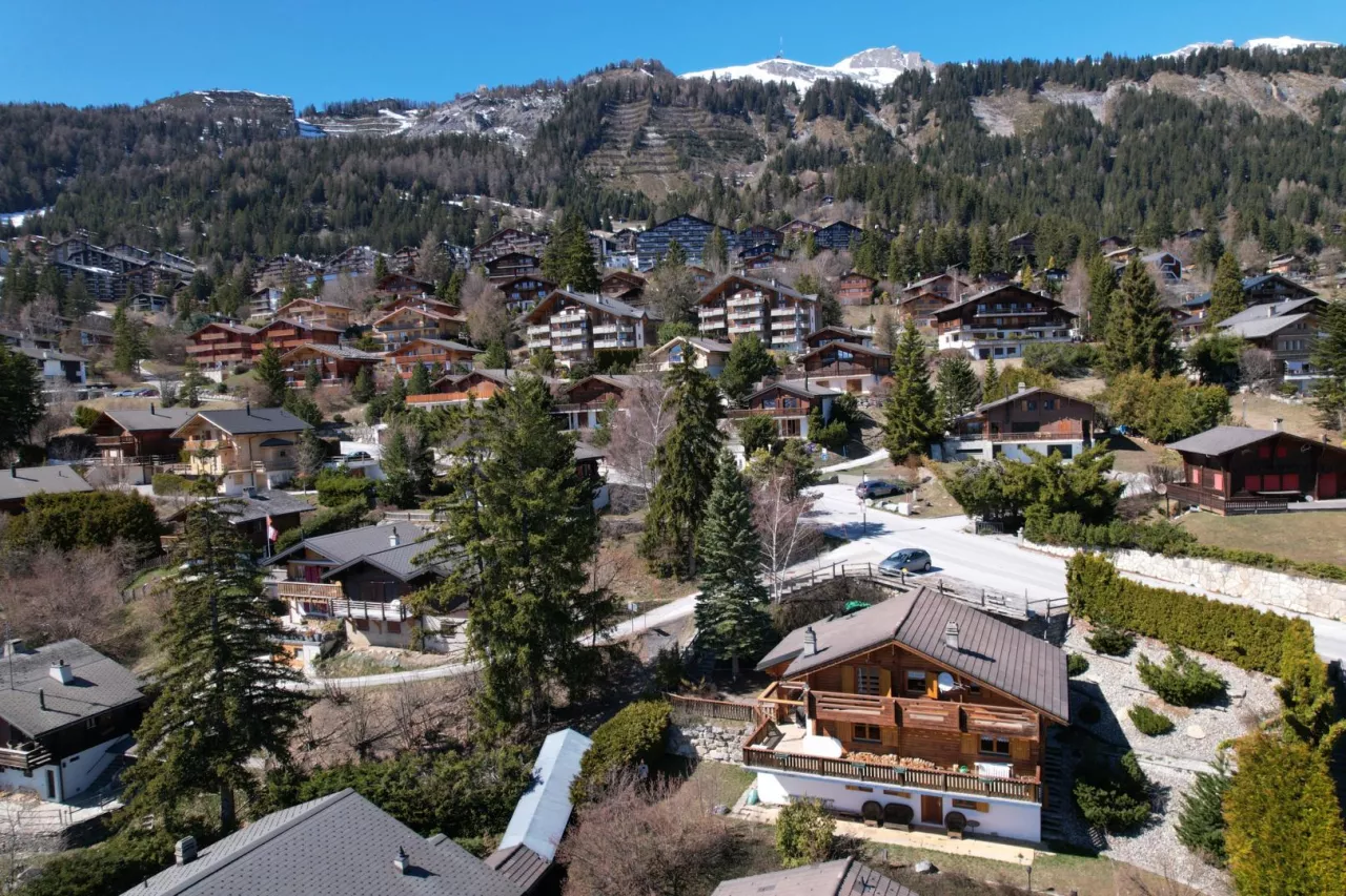 Grand chalet avec très belle vue dans quartier calme proche du centre
