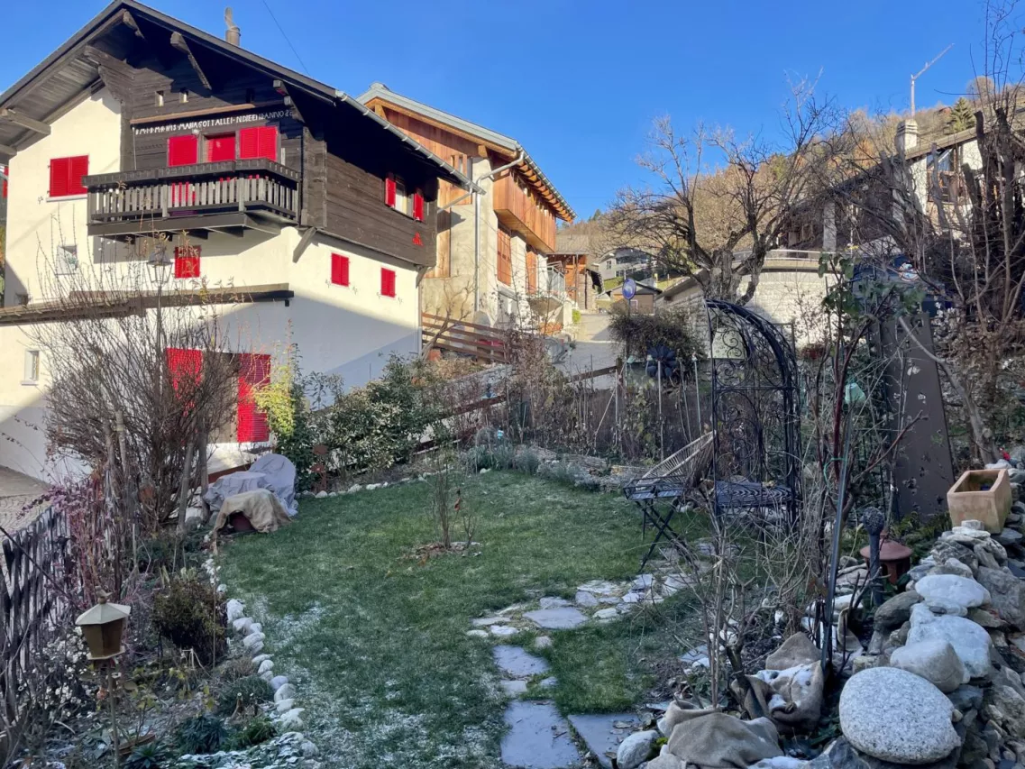 Appartement attique rénové plein de charme avec jardin