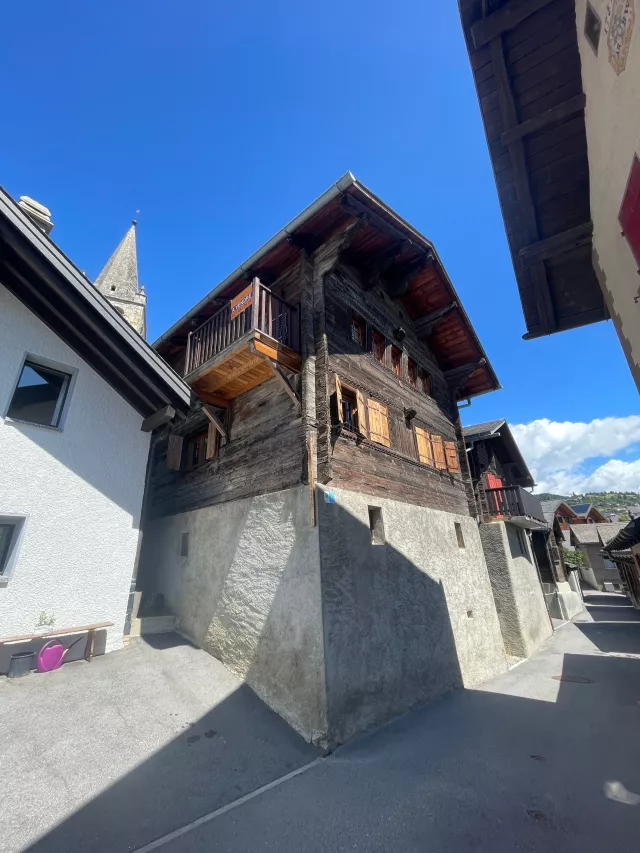 Charmant appartement au coeur du vieux village de Lens en grande partie rénové