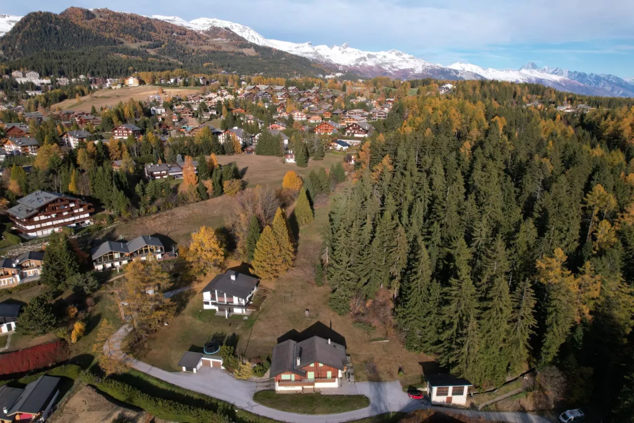 Chalet dans un havre de paix aux portes de Crans-Montana - 2 appartements - Grand potentiel