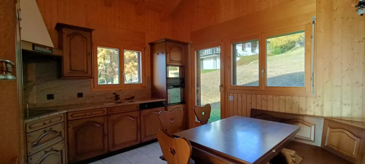 Chalet dans un havre de paix aux portes de Crans-Montana - 2 appartements - Grand potentiel