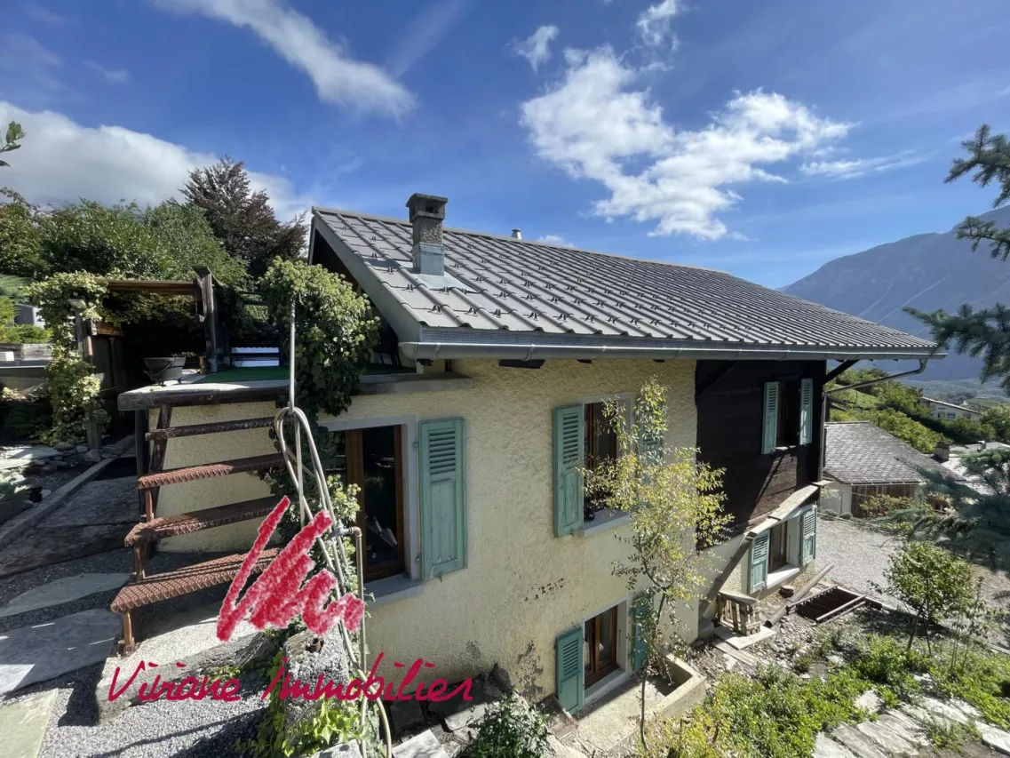 Un écrin de verdure au coeur du village pour cette maison pleine de charme en partie rénovée