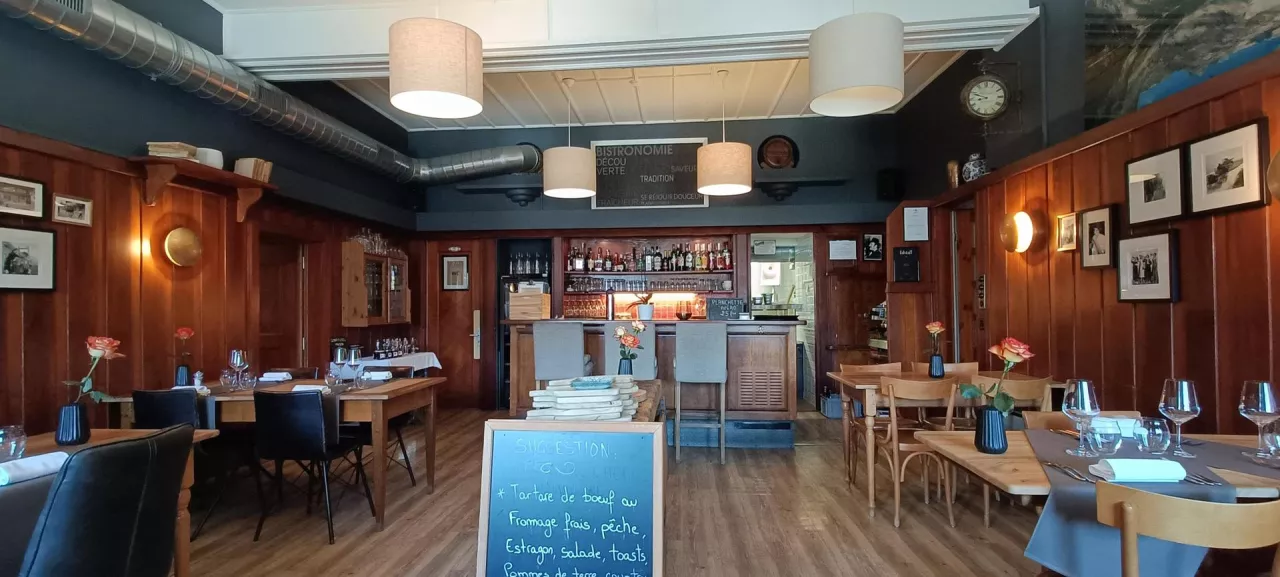 A LOUER OU VENDRE Café Restaurant chambres d'hôtes dans un village typique Valaisan à 2 pas de Crans-Montana