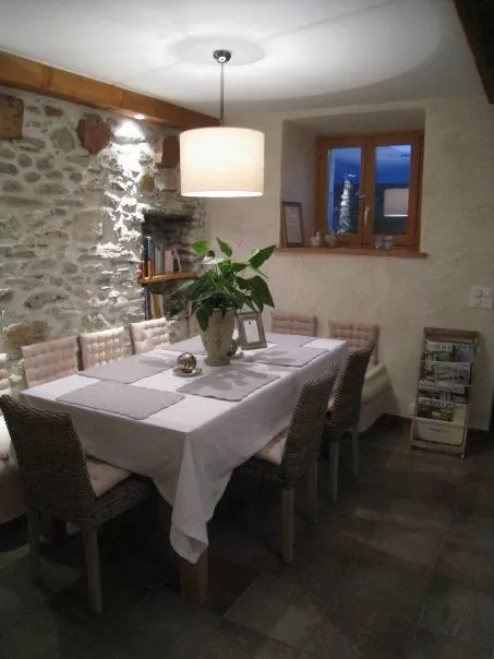 A LOUER OU VENDRE Café Restaurant chambres d'hôtes dans un village typique Valaisan à 2 pas de Crans-Montana