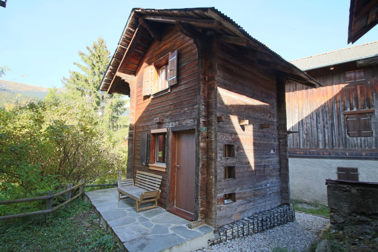Petit mazot style tiny house - indépendant et entièrement rénové à Montana Village
