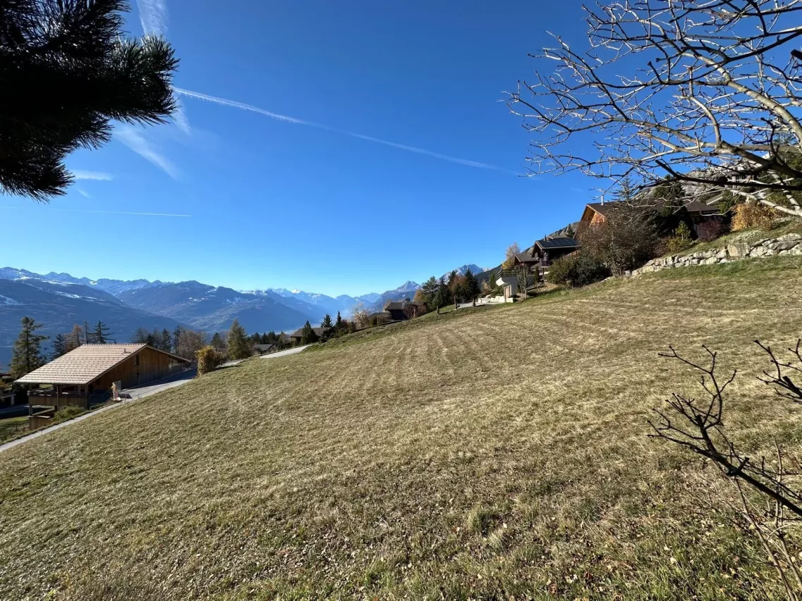 A saisir ! ARBAZ en zone touristique terrain pour 2 chalets avec permis de bâtir !