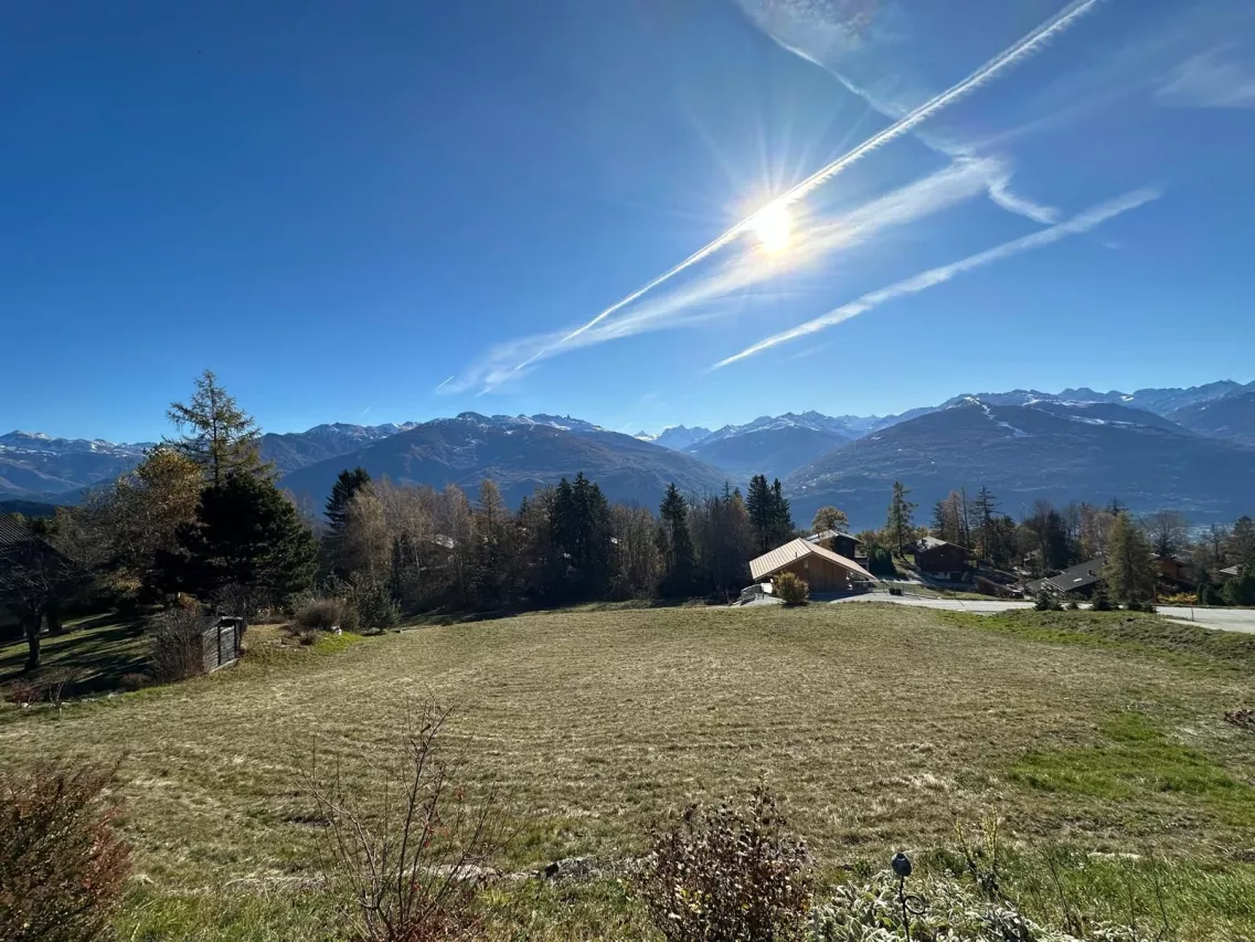 A saisir ! ARBAZ en zone touristique terrain pour 2 chalets avec permis de bâtir !