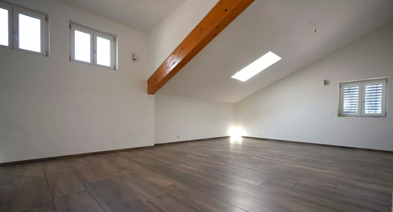 Grand attique rénové 127 m² - volume et cachet - Réchy
