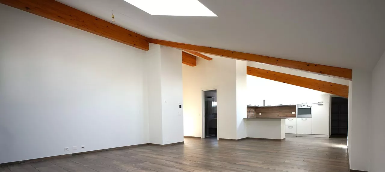 Grand attique rénové 127 m² - volume et cachet - Réchy