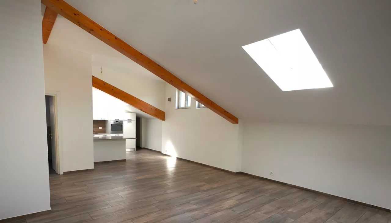 Grand attique rénové 127 m² - volume et cachet - Réchy